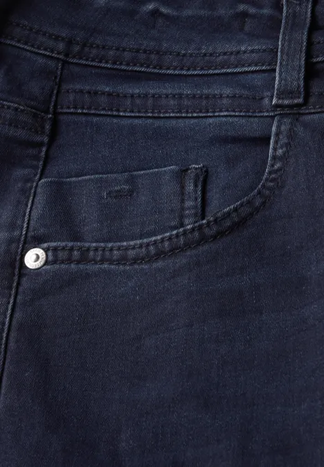 Nahaufnahme einer dunklen Jeanstasche.